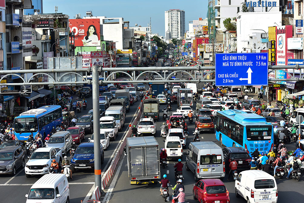 Các tuyến đường quanh khu vực ngã tư Hàng Xanh trong buổi chiều có khá nhiều phương tiện di chuyển vào ngày cuối cùng của năm khiến nhiều đoạn ùn tắc cục bộ.