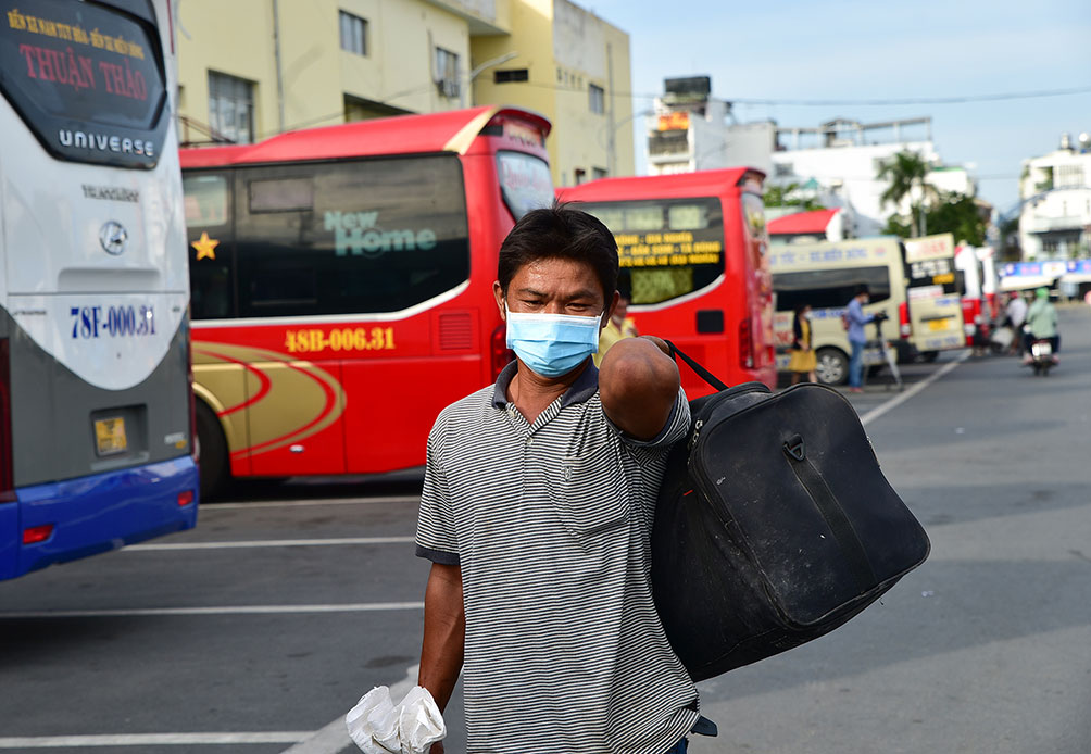 “Tôi tạm nghỉ việc mang đồ đạc về quê ăn Tết Nguyên đán luôn rồi ra năm tính. Hôm nay tưởng đông nhưng lại khá vắng. Chắc người ta về quê nhiều đợt trước và sau thành phố giãn cách xã hội rồi”, anh Nguyễn Văn Hoà, quê Phú Yên chia sẻ.