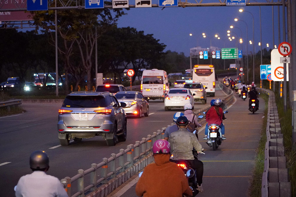 Trên đường dẫn cao tốc TP.HCM – Long Thành – Dầu Giây (cao tốc HLD) địa phận TP Thủ Đức chiều cuối cùng của năm 2021 cũng không có tình trạng ùn tắc giao thông.