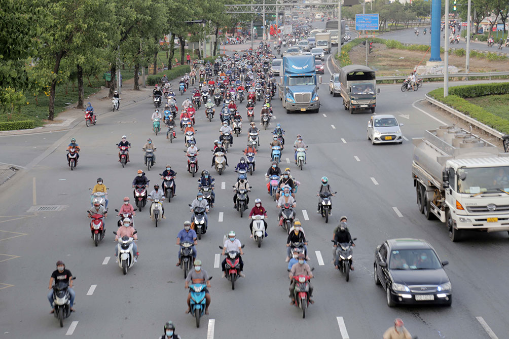 Chiều duối năm, tuyến Quốc lộ 1 (đoạn qua huyện Bình Chánh) cũng không có cảnh dòng phương tiện xếp hàng dài như mọi năm.