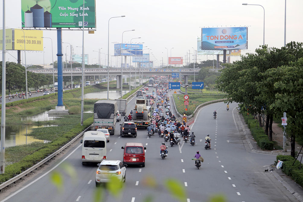 Tại các giao lộ, dòng phương tiện có đông nhưng không xảy ra ùn tắc. “Còn 1 tháng nữa sẽ đến Tết Nguyên đán nên tôi đợi đến lúc đó rồi về quê luôn. Giờ về quê lo sợ lây lan dịch bệnh nên tôi không dám về mà ở lại TP.HCM để nghỉ ngơi”, anh Phạm Văn Phong, quê Đồng Tháp chia sẻ.