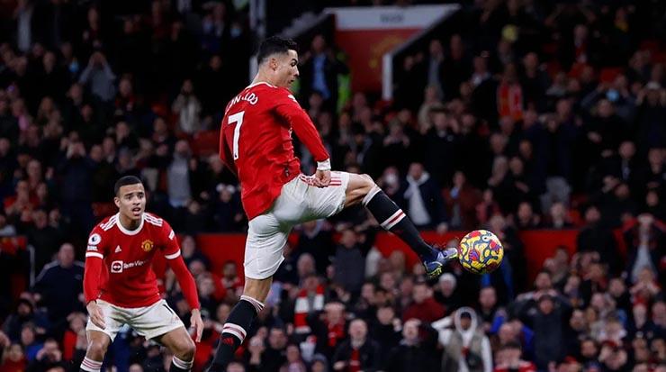 Ronaldo ghi bàn vào lưới Burnley