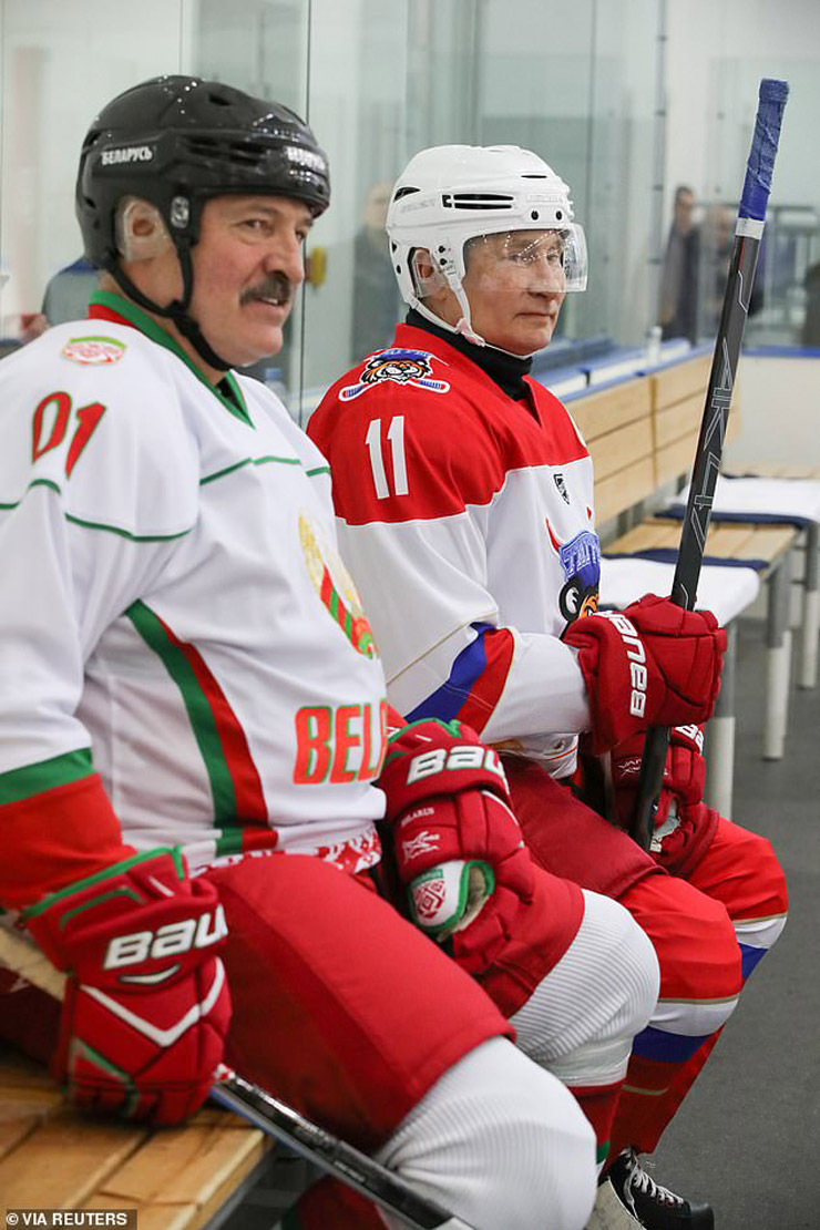 Putin (phải) và người đồng cấp tới từ Belarus sát cánh bên nhau trên sân băng sau cuộc hội đàm hôm 29/12