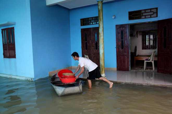 Chùm ảnh: Mưa lũ chia cắt, cô lập hàng trăm hộ dân ở Thanh Hóa - 6