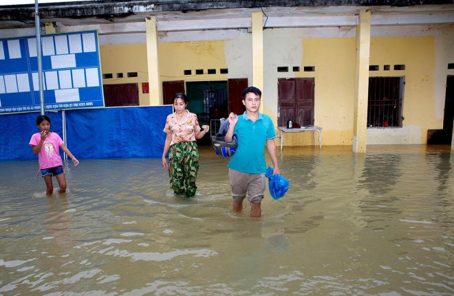 Chùm ảnh: Mưa lũ chia cắt, cô lập hàng trăm hộ dân ở Thanh Hóa - 12