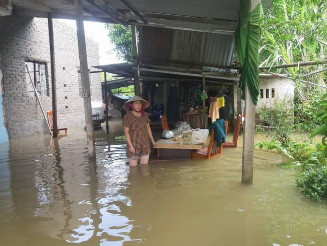 Hàng ngàn nhà người dân ở Nghệ An bị ngập sâu do mưa lớn