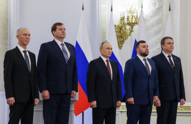 Tổng thống Nga và lãnh đạo các vùng mới sáp nhập trong lễ ký thỏa thuận tối 30/9. Ảnh TASS.