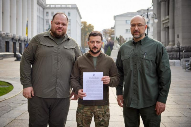 Ông Zelensky ký đơn xin gia nhập NATO cùng Chủ tịch Quốc hội Ruslan Stefanchuk, Thủ tướng Denys Shmygal. Ảnh: gettyImages