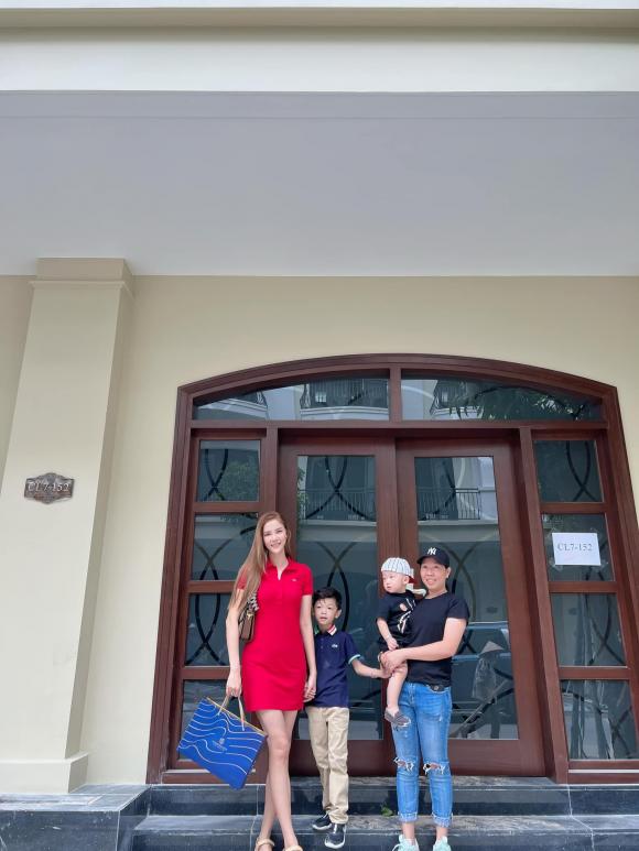 Vợ chồng Mạc Hồng Quân - Kỳ Hân vui mừng nhận nhà mới sau khi rao bán biệt thự chưa lâu - 2