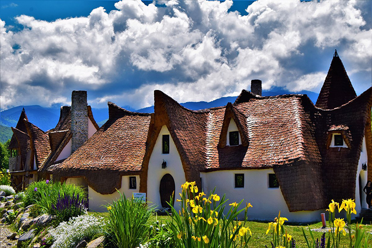 2. Tên đầy đủ của tòa lâu đài này là Castelul de Lut Valea Zanelor, có nghĩa là “lâu đài bằng đất sét trong thung lũng các nàng tiên”.
