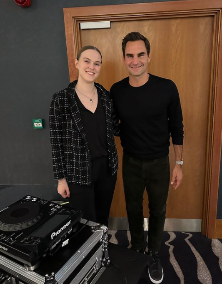 Federer chụp hình cùng nữ DJ Temi