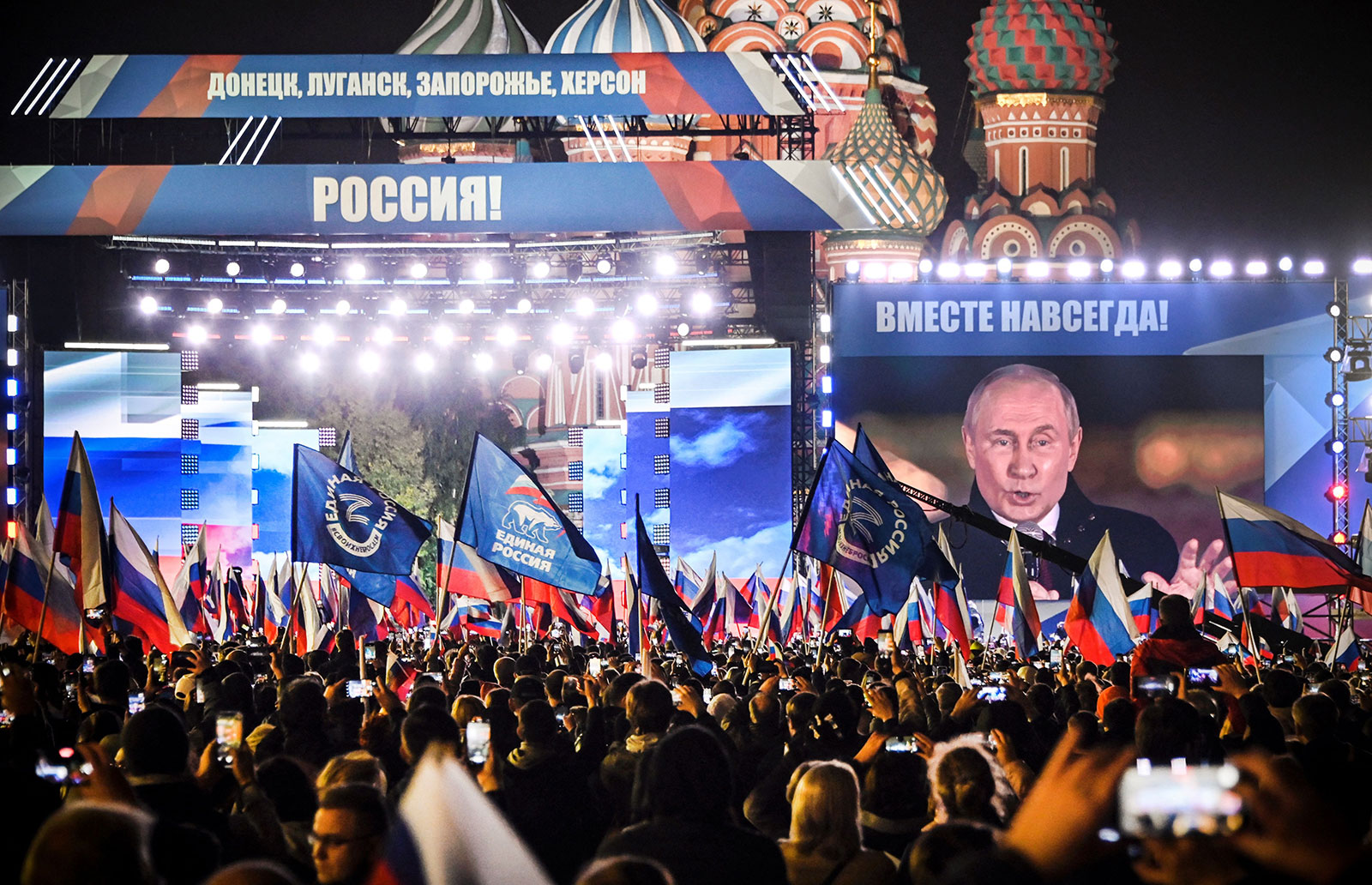 Người dân ở Moscow thể hiện sự ủng hộ việc Nga sáp nhập 4 vùng lãnh thổ Ukraine (ảnh: CNN)