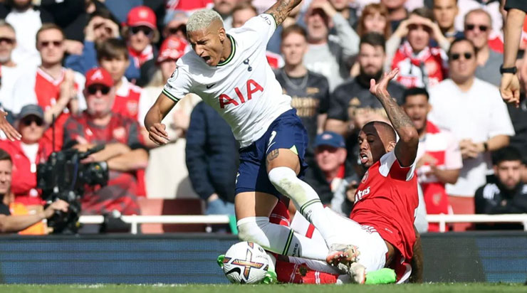 Gabriel Magalhaes truy cản trái phép với Richarlison giúp Tottenham được hưởng phạt đền