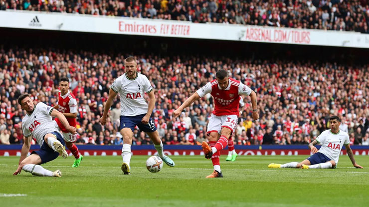 Cú sút quyết đoán thành bàn của Granit Xhaka cho Arsenal