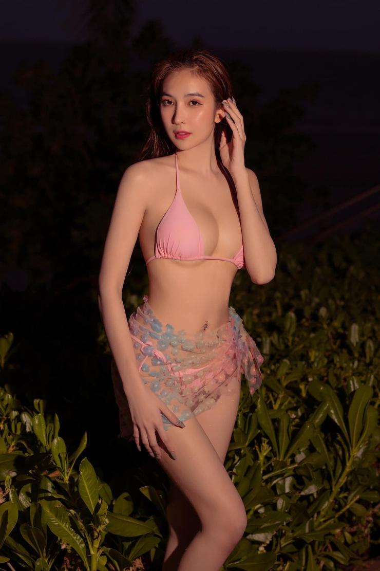 Cô nhận được sự quan tâm lớn từ cộng đồng sắc đẹp khi đăng ký dự thi vòng ảnh online của Hoa hậu Hoàn vũ Việt Nam 2022. 
