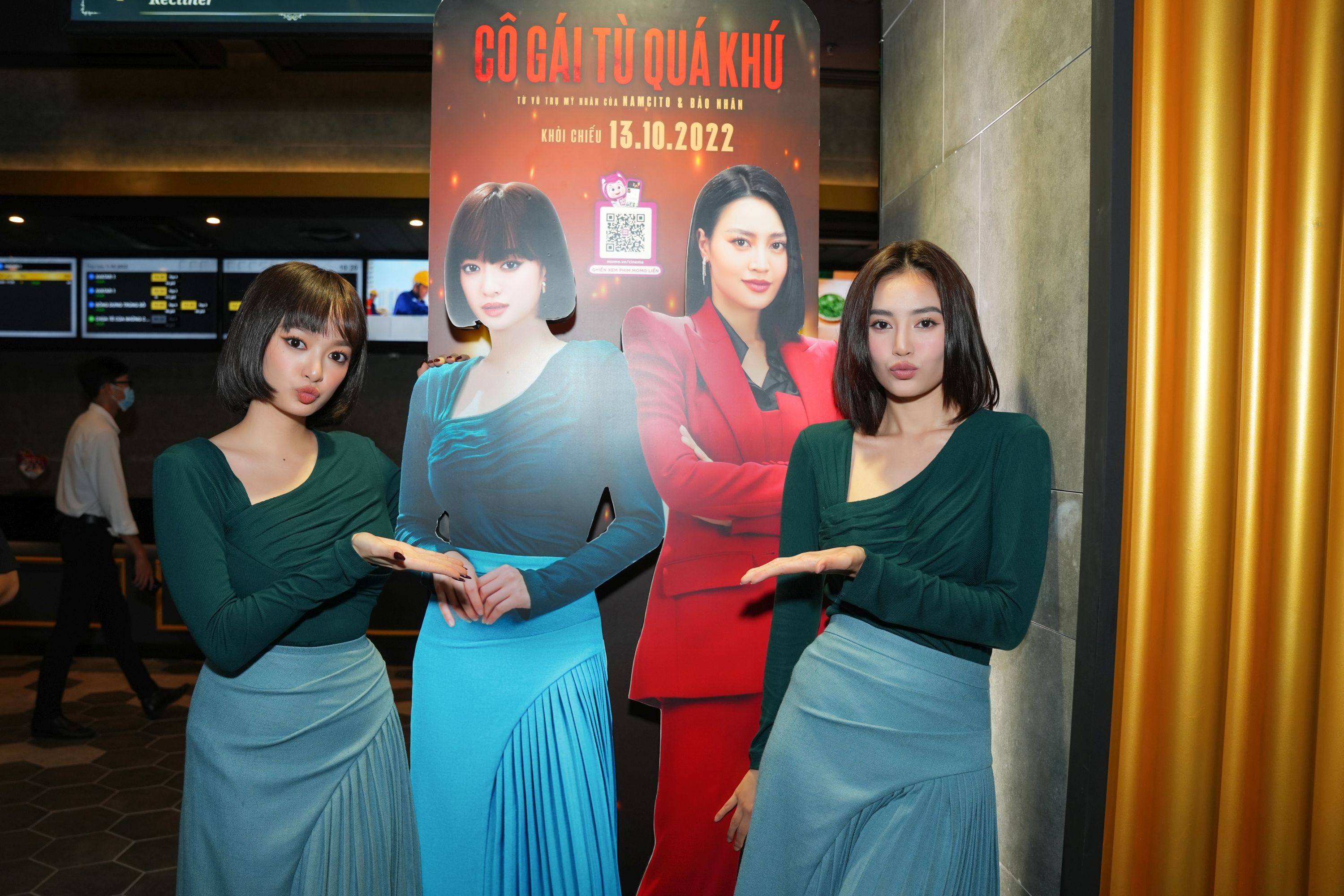 Katie Nguyễn và "chị gái sinh đôi" bị hàng trăm fan "vây kín" tại rạp chiếu phim - 7