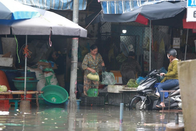 Nước lũ đổ về khiến chợ đầu mối lớn nhất Nghệ An ngập nặng - 9