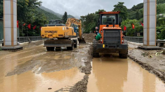 Ngay khi mưa ngớt, chính quyền địa phương đã huy động máy móc hót dọn