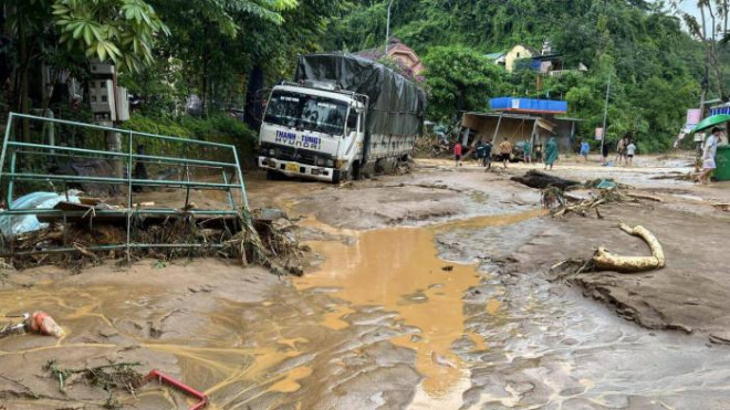 Một xe tải ngập trong bùn lầy trên QL7A