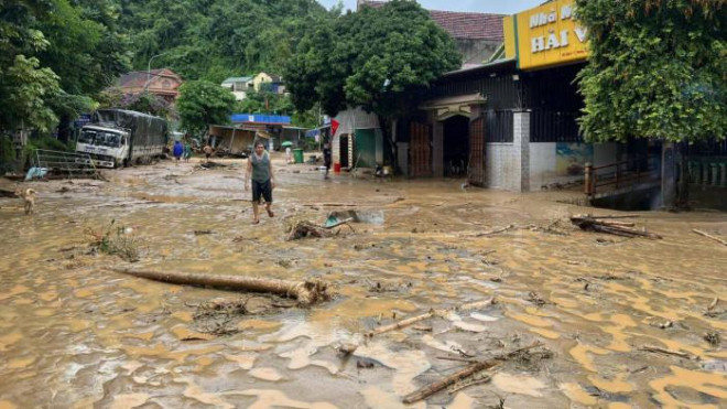 Khung cảnh hai bên QL7A tan hoang sau khi lũ quét qua