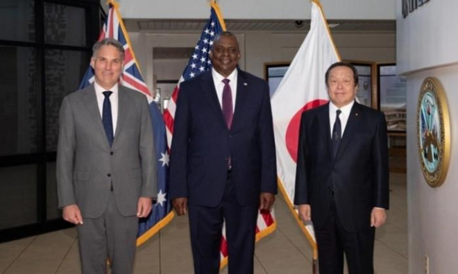 Từ trái sang: Bộ trưởng Quốc phòng Australia Richard Marles, Bộ trưởng Quốc phòng Mỹ Lloyd Austin và Bộ trưởng Quốc phòng Nhật Bản Yasukazu Hamada.