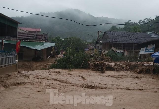 Lũ quét kinh hoàng, 1 người chết, 15 ngôi nhà bị cuốn trôi - 6