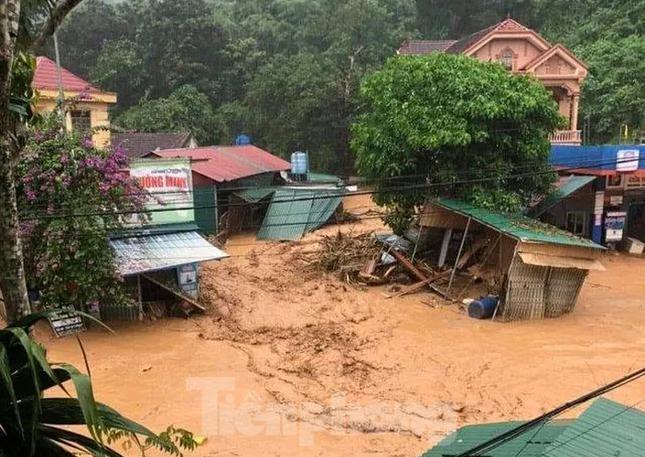 Lũ quét kinh hoàng, 1 người chết, 15 ngôi nhà bị cuốn trôi - 1