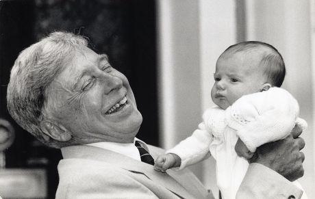 Robert Geoffrey Edwards (27/9/1925 - 10/4/2013) cùng một em bé được sinh ra từ ống nghiệm.