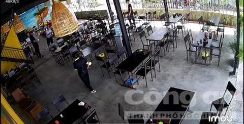 Hình ảnh từ camera về việc người đàn ông (ở góc&nbsp;trái) ném tiền, đánh nhân viên quán bún