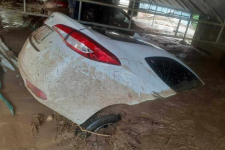 Cận cảnh nhà đổ sập, ô tô bị cuốn trôi trong lũ quét kinh hoàng ở Nghệ An
