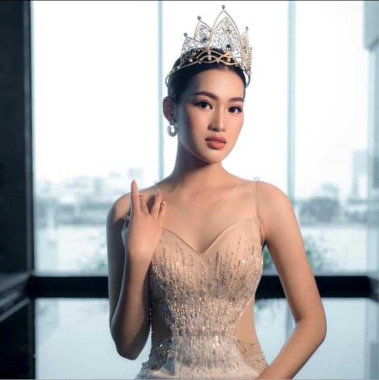 Cô gái 10x có vẻ đẹp ấn tượng. Nhiều người nhận xét cô có nét giống Hoa hậu Việt Nam 2020 Đỗ Thị Hà. 
