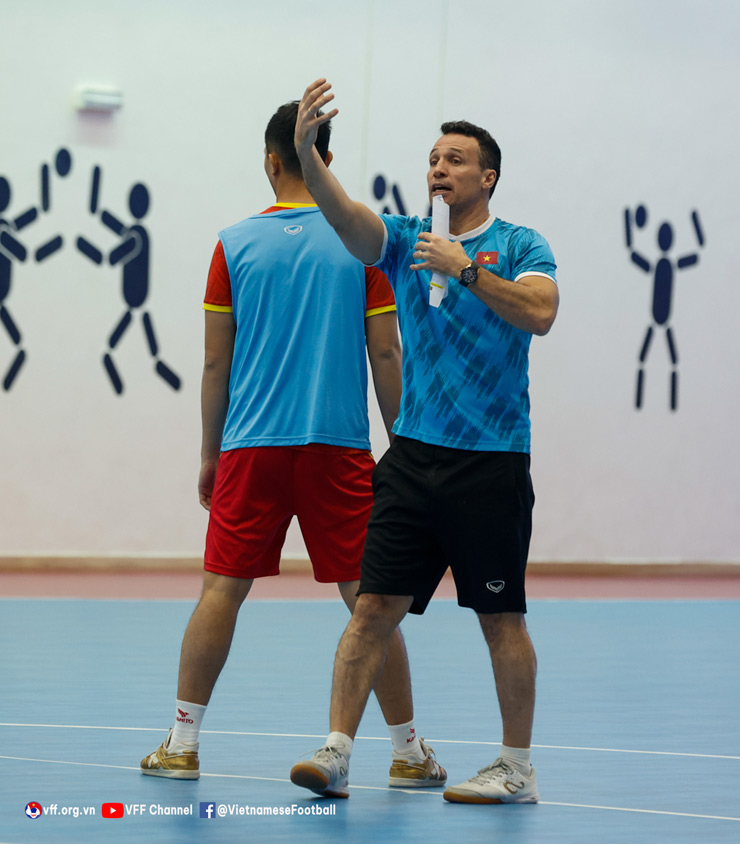 HLV Diego Giustozzi tự tin rằng ĐT futsal Việt Nam có thể giành kết quả tốt trước Nhật Bản để đoạt vé tứ kết&nbsp;(Nguồn ảnh: VFF)