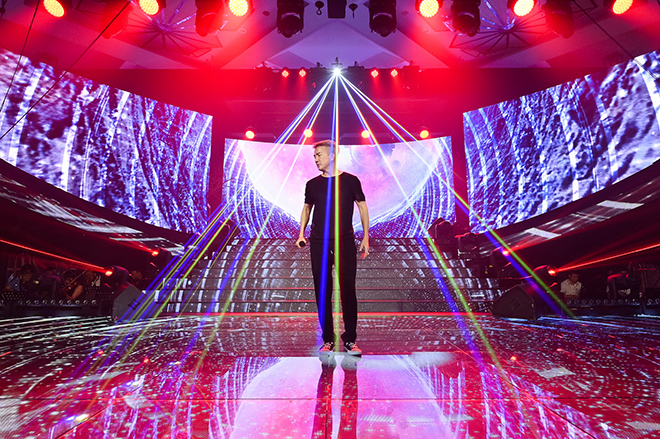 Sân khấu kết hợp giữa âm thanh, ánh sáng cùng công nghệ mapping 3D trong live concert của Mr. Đàm