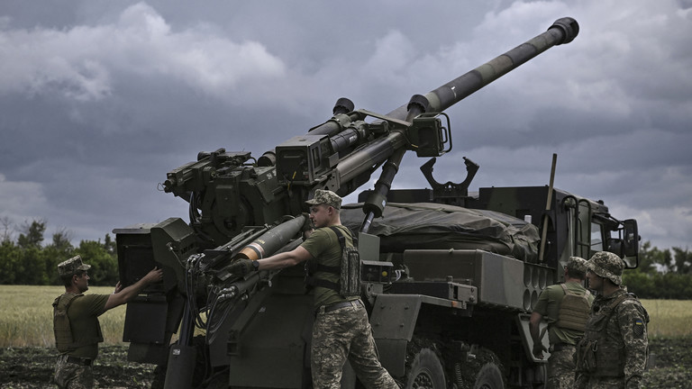 Binh sĩ Ukraine sử dụng pháo tự hành CAESAR ở vùng&nbsp;Donbass.