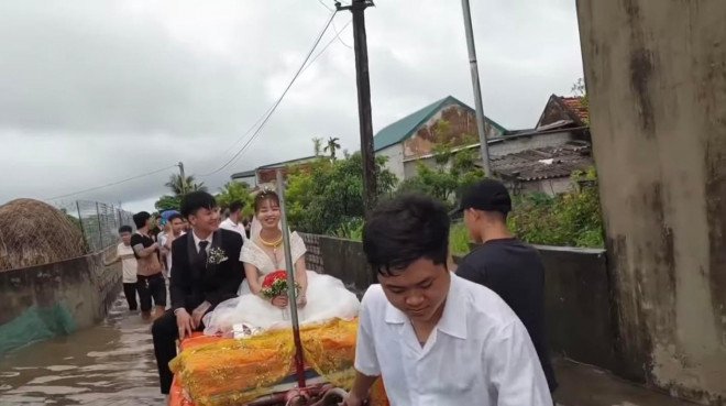 Chú rể đón cô dâu bằng xe lôi (ảnh cắt từ clip)