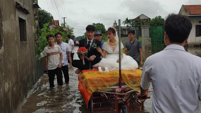 Thú vị hình ảnh chú rể đón cô dâu bằng xe lôi vượt qua đoạn đường ngập nước - 3