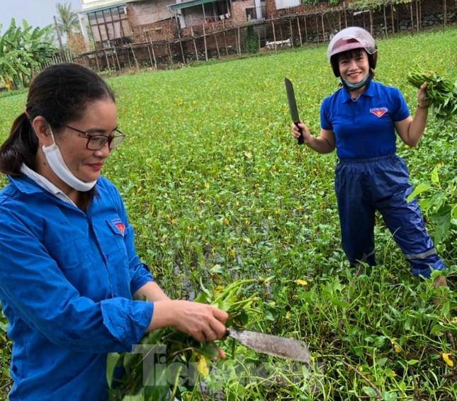 Thanh niên chèo thuyền vượt lũ đưa thực phẩm trao tay người dân - 1