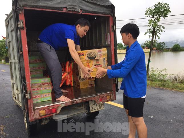 Thanh niên chèo thuyền vượt lũ đưa thực phẩm trao tay người dân - 5