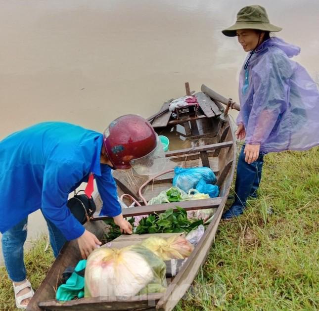 Thanh niên chèo thuyền vượt lũ đưa thực phẩm trao tay người dân - 6