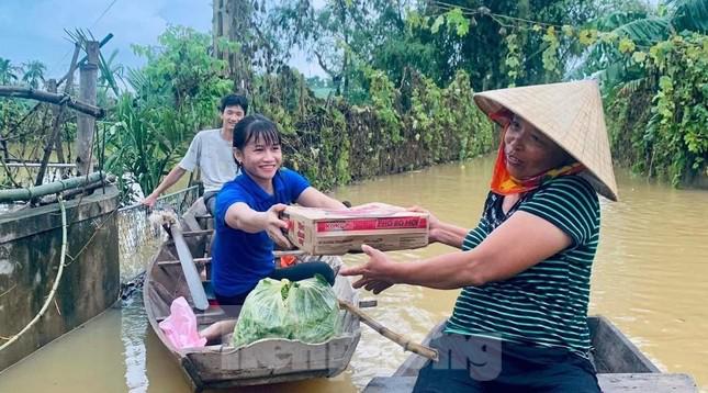 Thanh niên chèo thuyền vượt lũ đưa thực phẩm trao tay người dân - 7