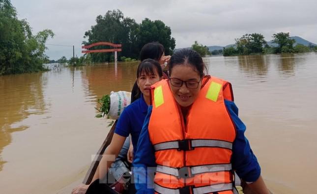 Thanh niên chèo thuyền vượt lũ đưa thực phẩm trao tay người dân - 2