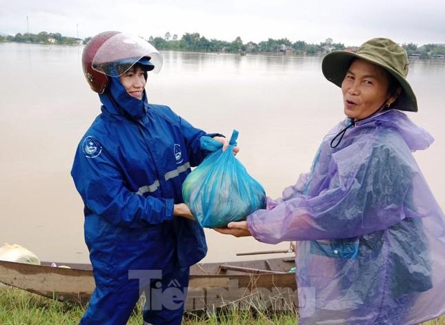 Thanh niên chèo thuyền vượt lũ đưa thực phẩm trao tay người dân - 3