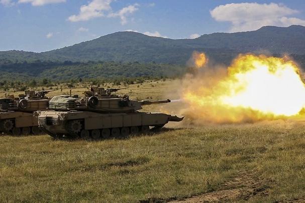 Xe tăng M1A1 Abrams khai hỏa. Ảnh: Military