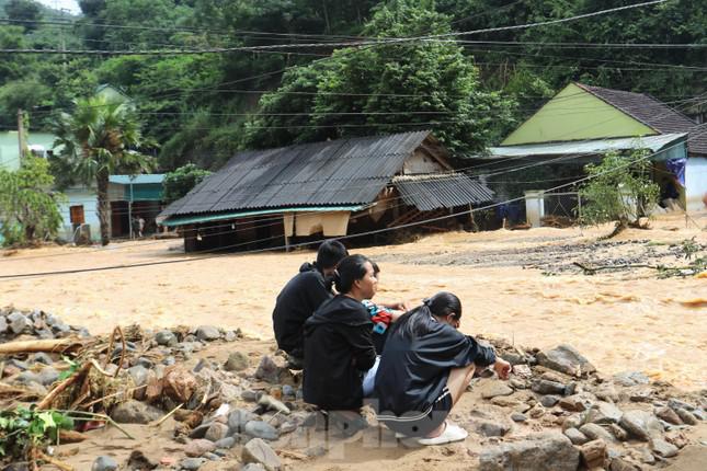 Lũ quét kinh hoàng: &#34;Mất hết, không biết phải sống sao!&#34; - 2