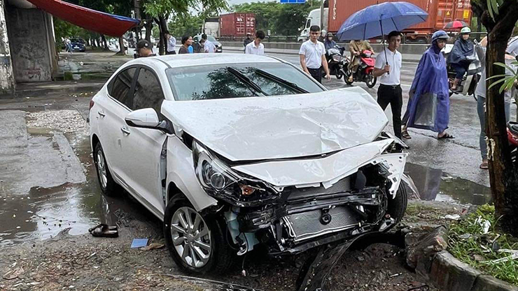 Vừa ra khỏi showroom, Hyundai Accent mất lái đâm thẳng vào gốc cây - 3