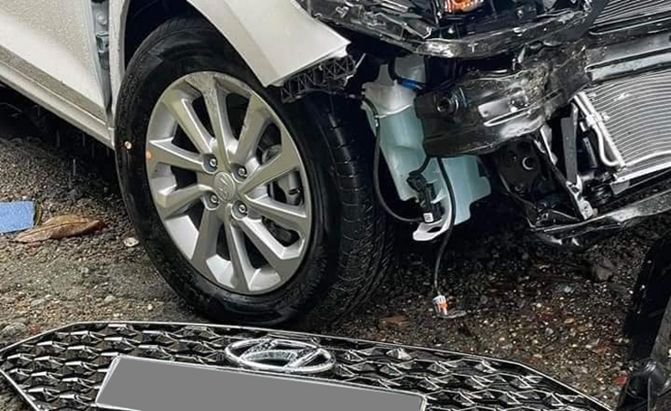 Vừa ra khỏi showroom, Hyundai Accent mất lái đâm thẳng vào gốc cây - 7