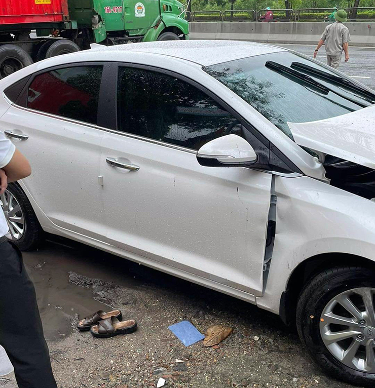 Vừa ra khỏi showroom, Hyundai Accent mất lái đâm thẳng vào gốc cây - 6