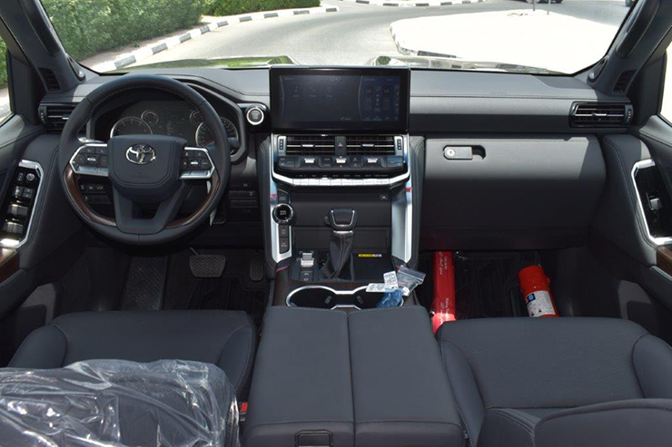 Toyota Land Cruiser LC300 tăng giá gần 100 triệu đồng và vẫn "kèm lạc" - 10