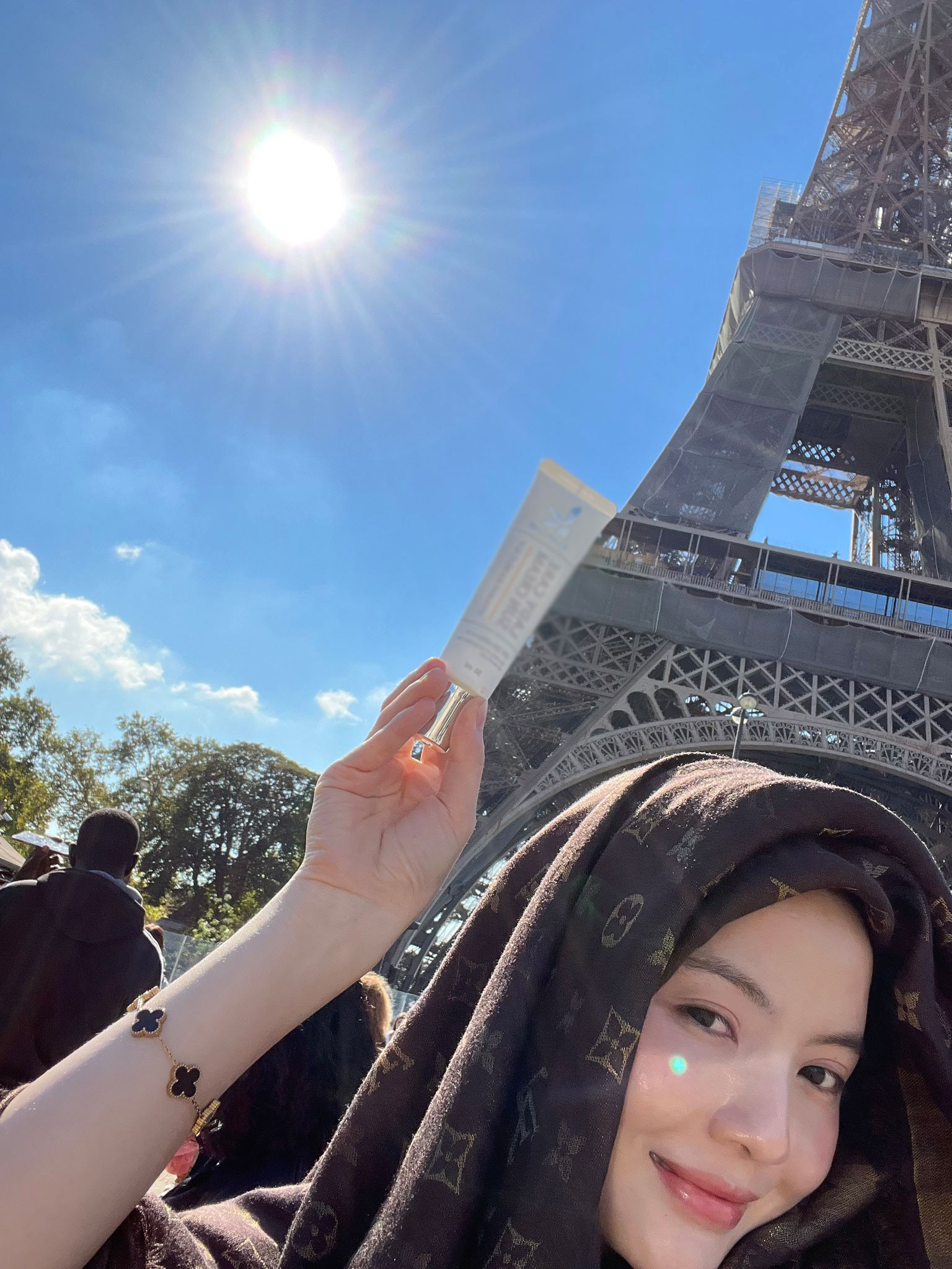 Ảnh Chu Thanh Huyền chụp dưới chân tháp&nbsp;Eiffel