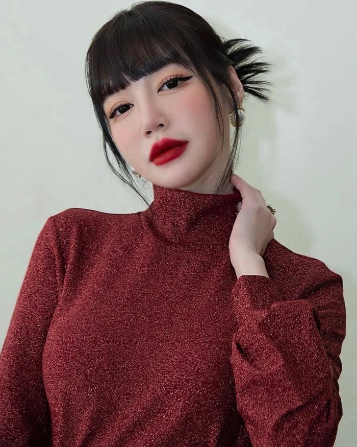 Elly Trần cũng khá yêu thích những thiết kế áo cổ lọ.